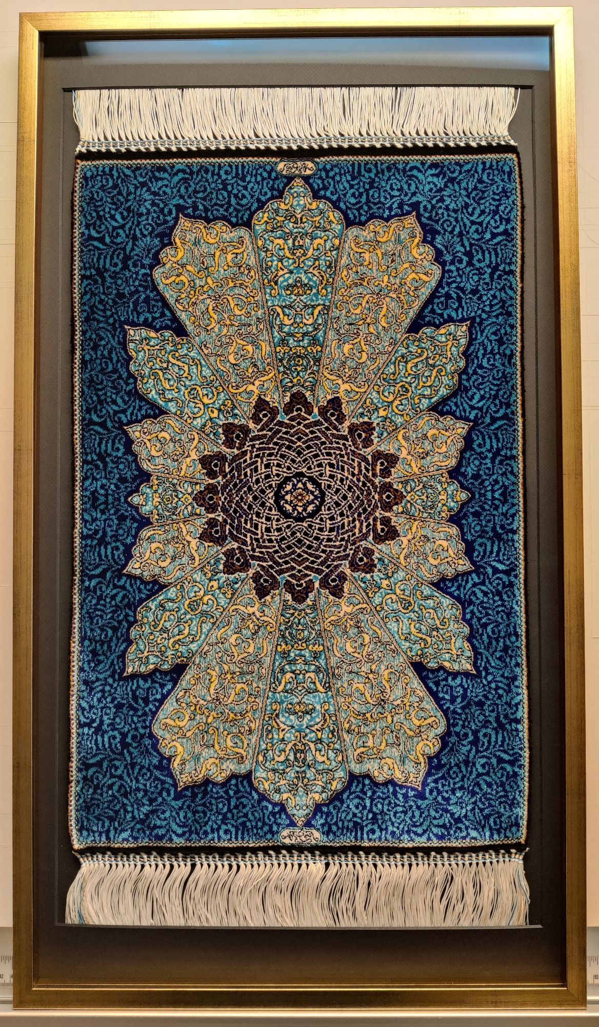 Innramming av teppe i gullramme, sort passepartout, gull avstandslist og ArtGlass