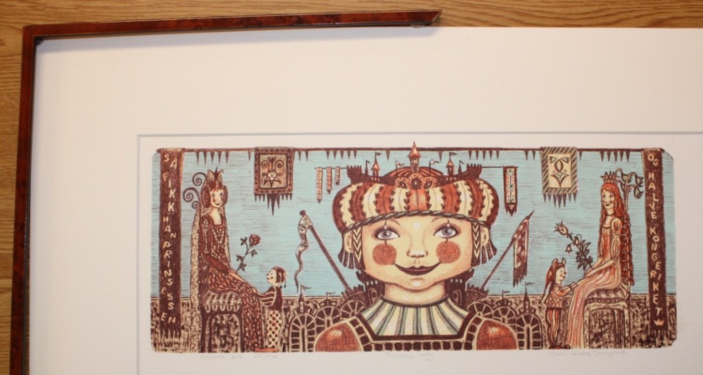 Innramming av trykk i Rammeverkstedet Trondheim 